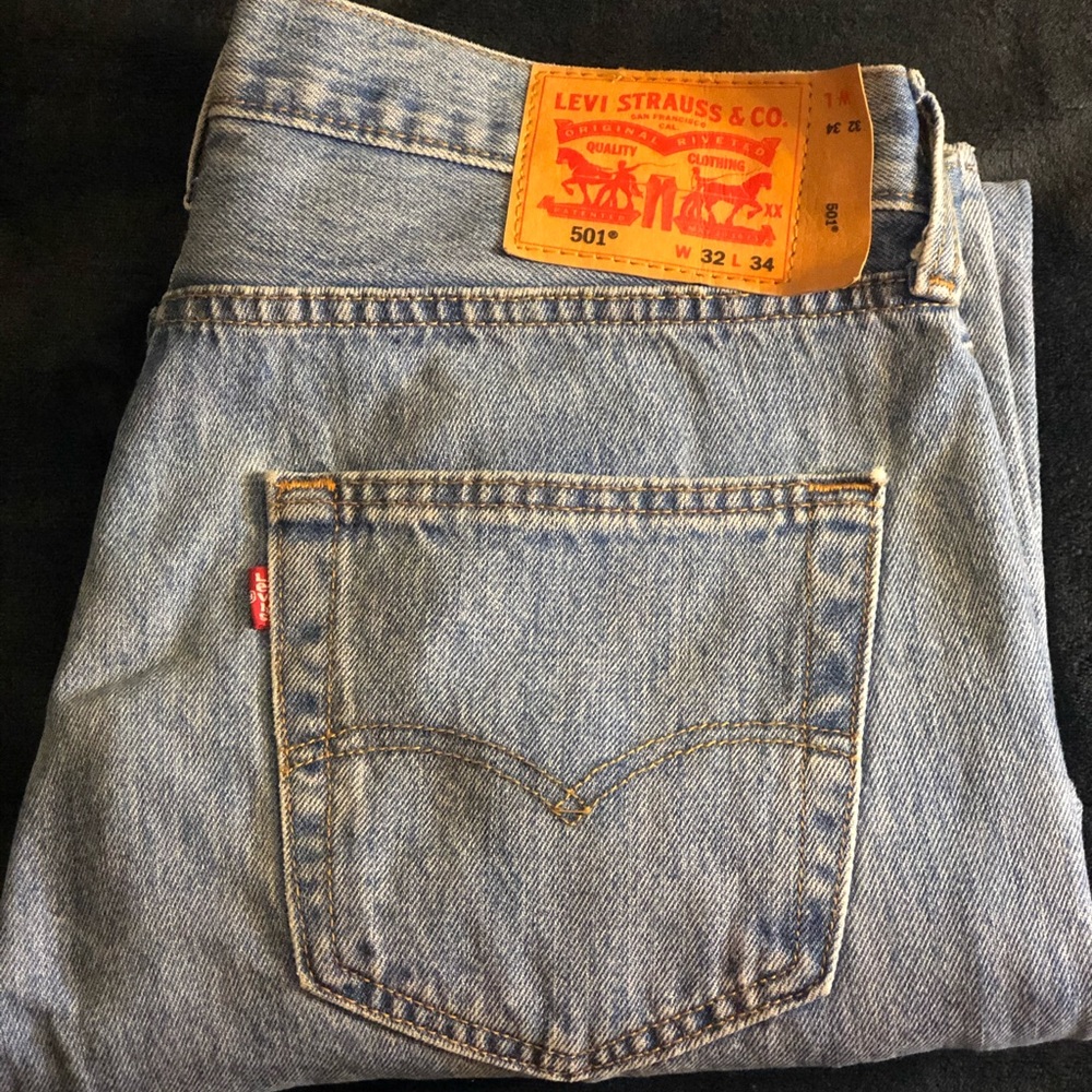 Levi 501’s LIGHT WASH BLUE - W32/L34